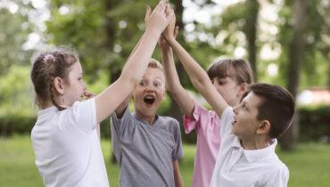ninos-animando-antes-jugar-juego